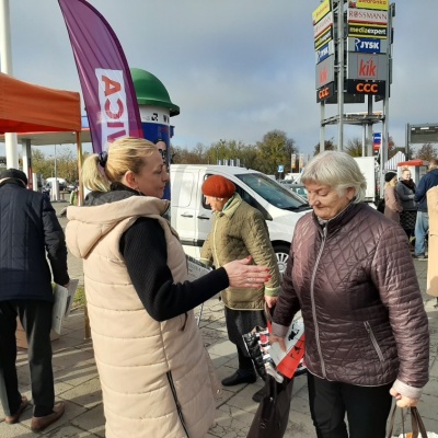 Katarzyna Dobrowolska w rozmowie z mieszkańcem Radomia